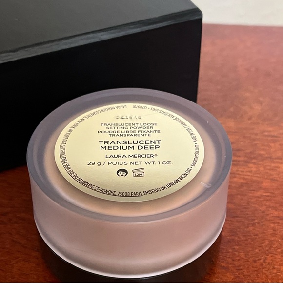 Laura Mercier Translucent Loose Setting Powder medium deep - Picture 3 of 5